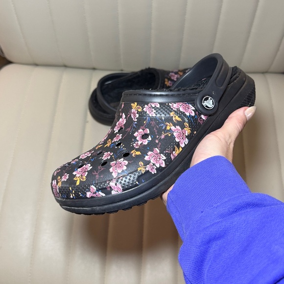 CROCS Shoes - CROCS Black Floral size 7 women’s Clogs fur inside